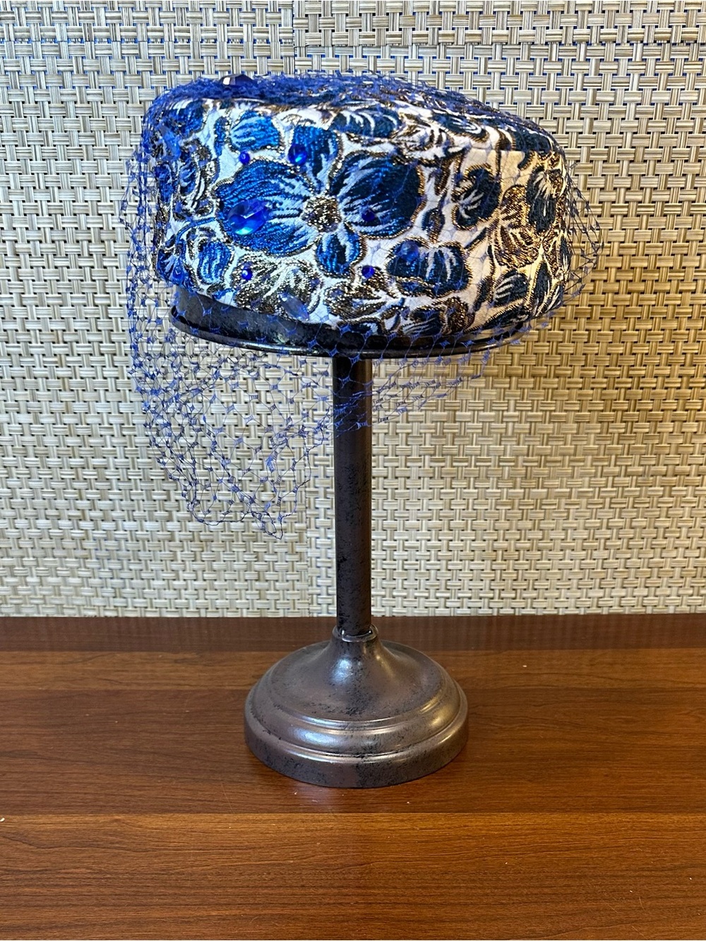 VTG 1950s–1960s Modern Miss Blue & Gold Brocade Pillbox Cocktail Hat with Veil - Picture 4 of 10